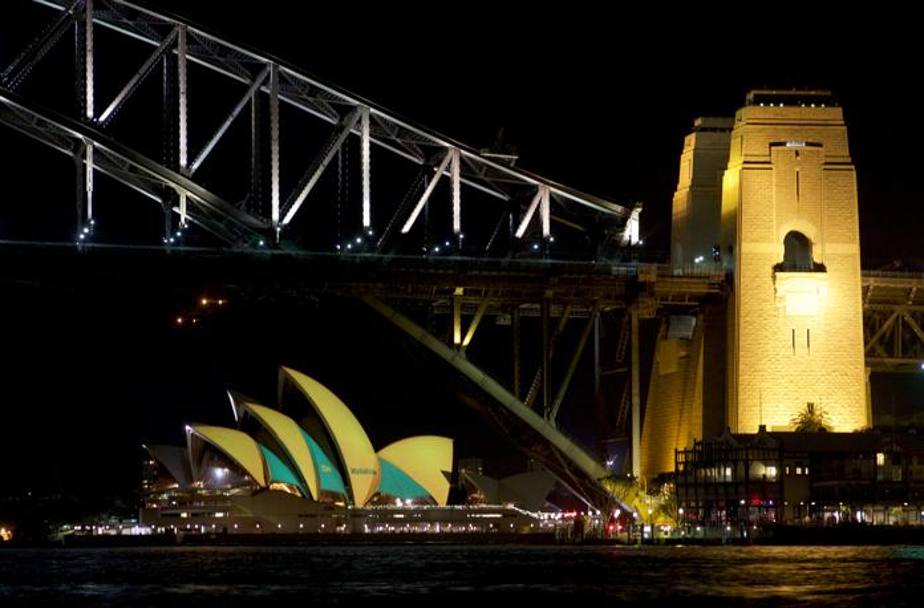 La Sydney Opera House si tinge di giallo e verde in onore alla nazionale australiana di rugby che domani affronterà a Twickenham la Nuova Zelanda nella finale del Mondiale. La facciata del teatro dell&#39;opera, meraviglia architettonica e icona della città nel mondo, si è illuminata oggi con i colori della nazionale `Aussie´ e con la scritta `Go Wallabies´. Sia gli australiani che gli All Blacks domani daranno la caccia al terzo titolo iridato della loro storia